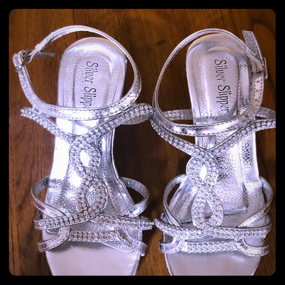 Girls Silver Strappy dress heels 👠 Host Pick! 👠